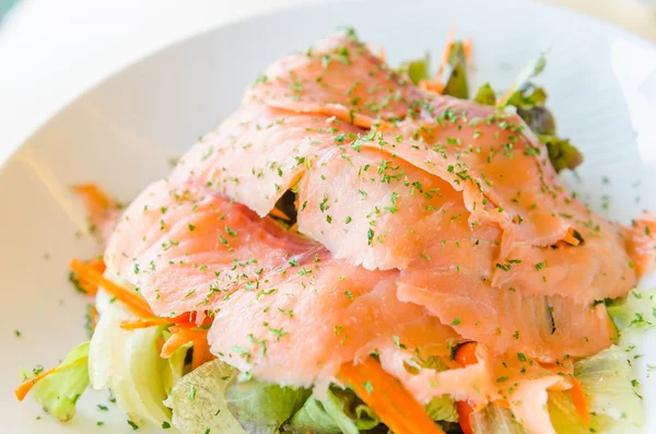 Салат из копченого лосося — стоковое фото