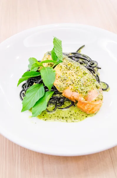 Salmon pasta spagetti — Stock Photo, Image