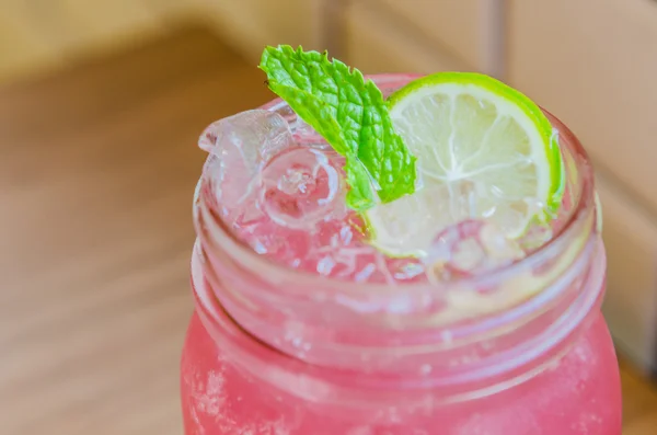 Cocktail de suco de limonada rosa — Fotografia de Stock