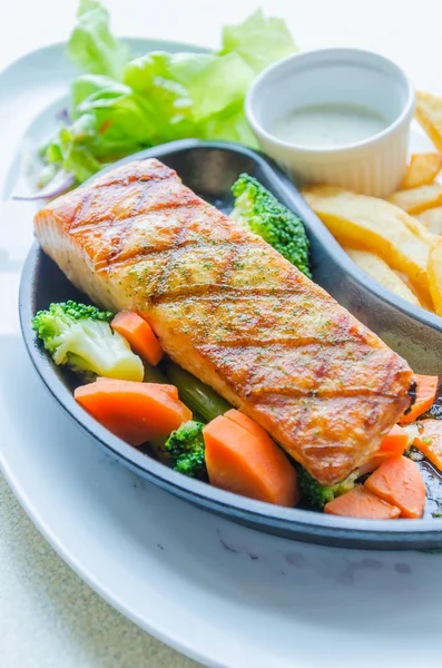 Lachs gegrillt — Stockfoto