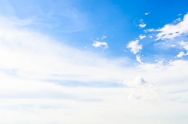 Nube en el cielo azul — Foto de Stock