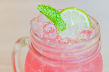 pembe limonata suyu kokteyli