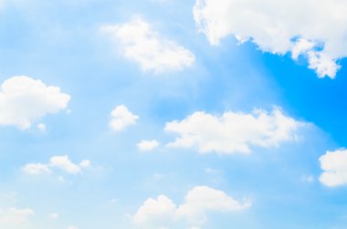 Mavi gökyüzündeki bulutlar