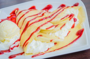 çilekli krep tatlı