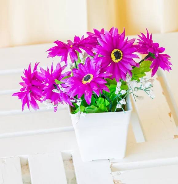Поддельный цветок в вазе — стоковое фото
