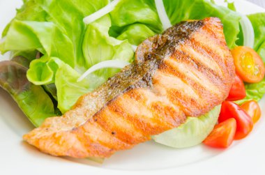 ızgara somon salata