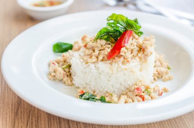 baharatlı tavuk pilav ile