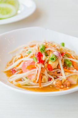 Yeşil papaya salatası