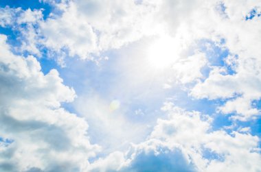 Mavi gökyüzünde bulut