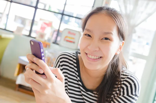 Mädchen benutzt Mobiltelefon — Stockfoto