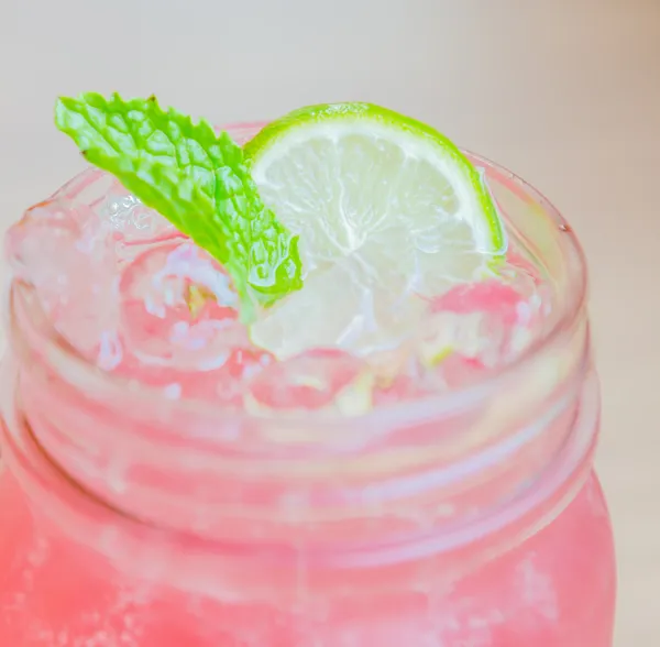 Cocktail al succo di limonata rosa — Foto Stock