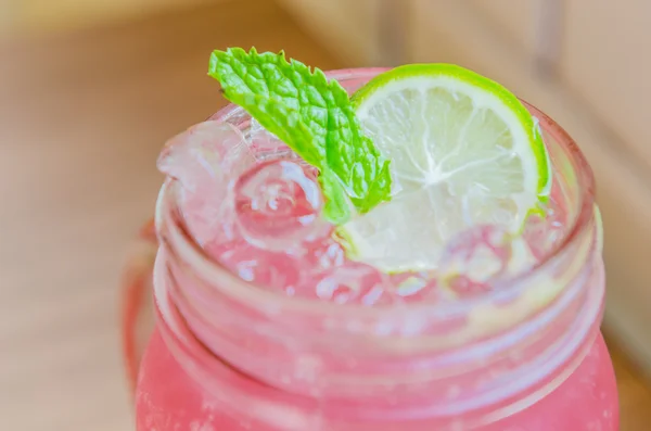 Rosa lemonad juice cocktail — Stockfoto