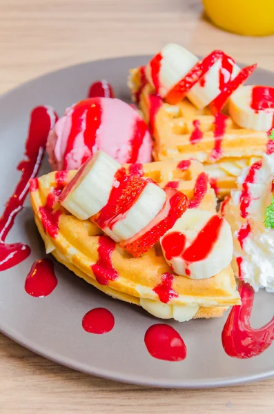 Erdbeer-Bananen-Pfannkuchen — Stockfoto