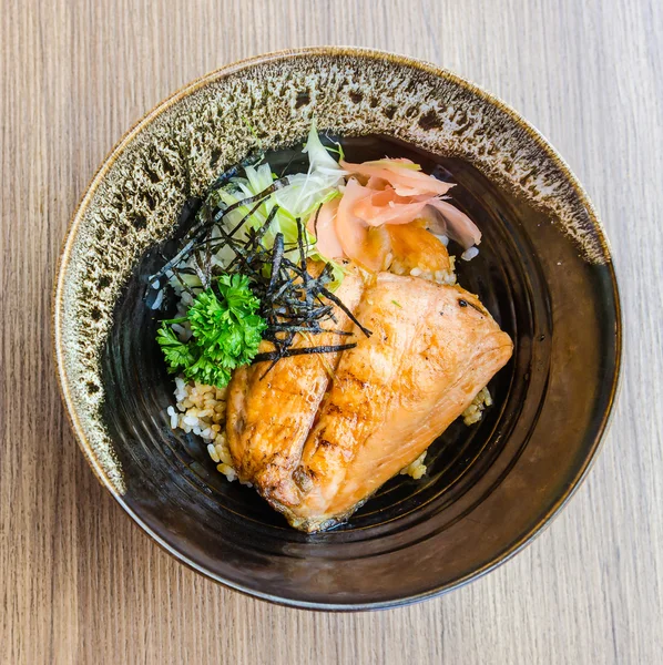 ご飯にサーモンの照り焼き — ストック写真