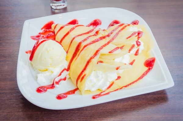 Strawberry crepe dessert — Stockfoto