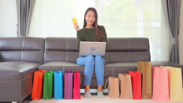 Zdjęcia Pięknej Młodej Azjatyckiej Kobiety Robi Zakupy Laptopem Domu — Wideo stockowe