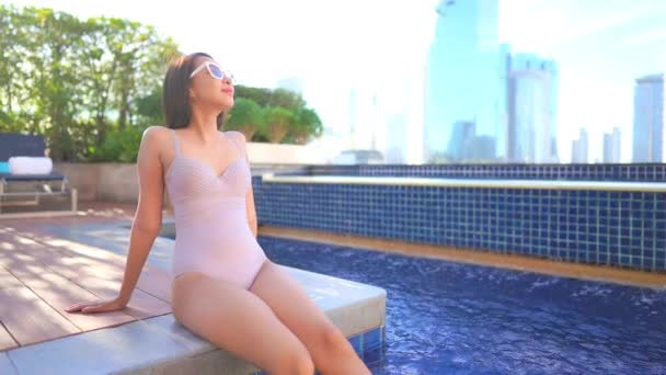 Portræt Smuk Ung Asiatisk Kvinde Slappe Udendørs Swimmingpool Udvej – Stock-video