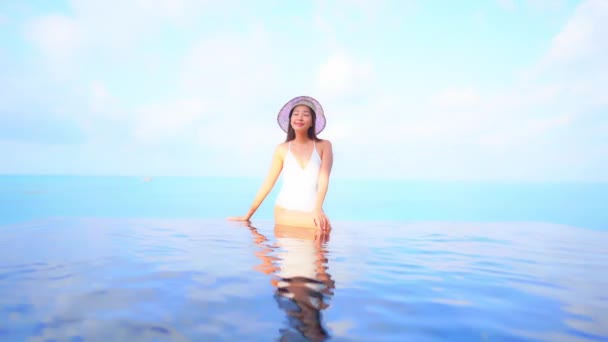 Potret Wanita Asia Muda Yang Cantik Santai Sekitar Kolam Renang — Stok Video