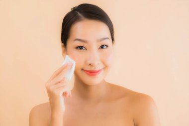 Güzellik kaplıcaları ve kozmetik makyaj anlayışı olan Asyalı güzel bir kadın portresi.