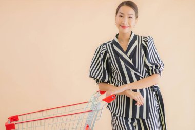Alışveriş arabası olan güzel bir Asyalı kadın portresi.