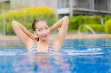 Güzel bir Asyalı kadın portresi. Rahatlayın. Rahatınıza bakın.