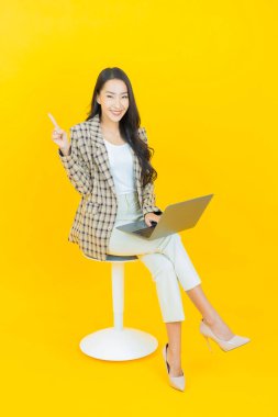 Asyalı güzel bir kadının portresi bilgisayarla izole edilmiş arka planda gülümsüyor.