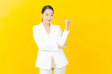 Portre güzel Asyalı kadın gülümsüyor. Renkli arka planda hareket var.