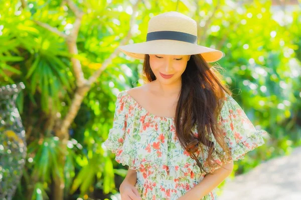 Retrato Hermosa Joven Asiática Mujer Caminando Con Feliz Disfrutar Alrededor — Foto de Stock