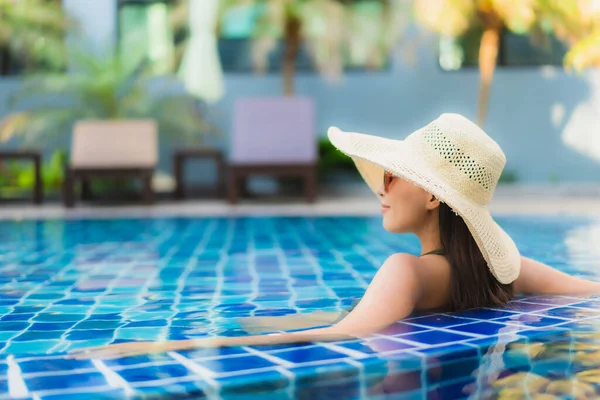 Retrato Hermosa Joven Mujer Asiática Relajarse Alrededor Piscina Complejo Hotelero — Foto de Stock