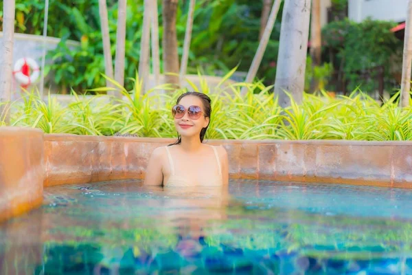 Retrato Bela Jovem Asiática Mulher Relaxar Torno Piscina Hotel Resort — Fotografia de Stock