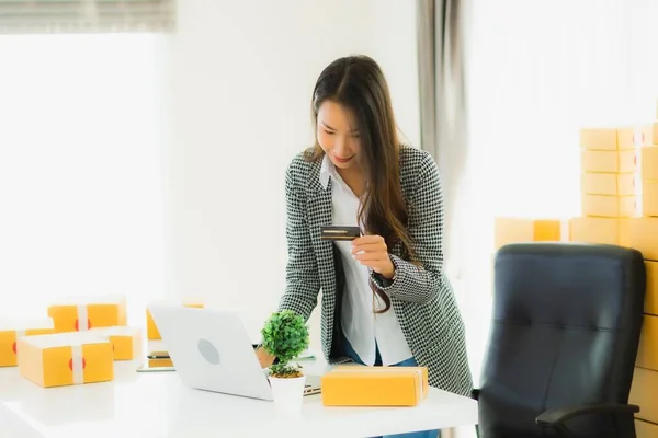 Portrait Belle Jeune Femme Asiatique Travailler Maison Avec Carte Crédit — Photo