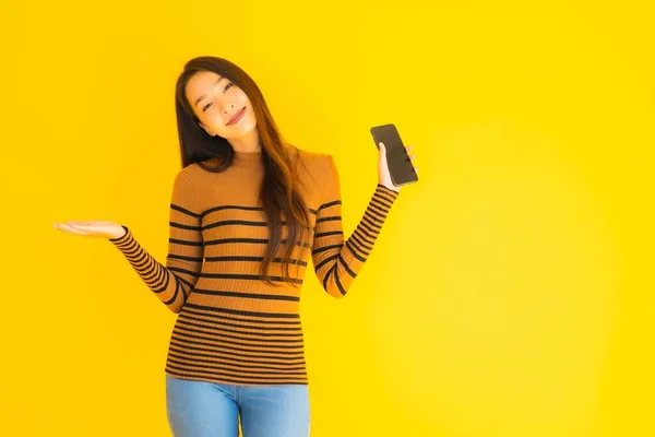 Vacker Ung Asiatisk Kvinna Använder Smart Mobiltelefon Eller Mobiltelefon Med — Stockfoto