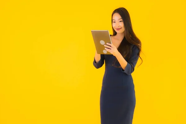 Portrait Belle Jeune Femme Asiatique Avec Tablette Intelligente Électronique Sur — Photo