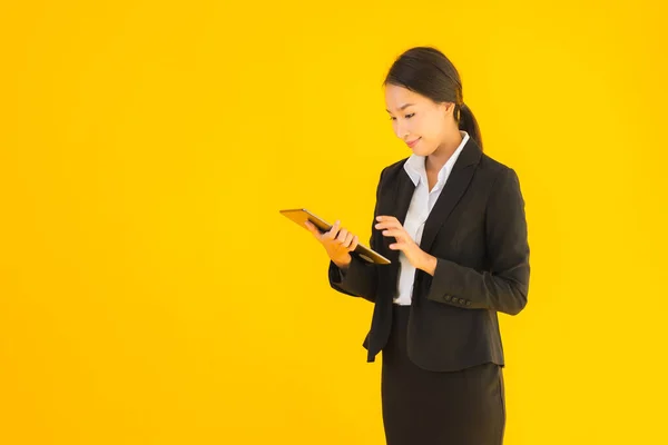 Retrato Hermosa Joven Asiática Mujer Feliz Sonrisa Con Tabletas Inteligentes — Foto de Stock