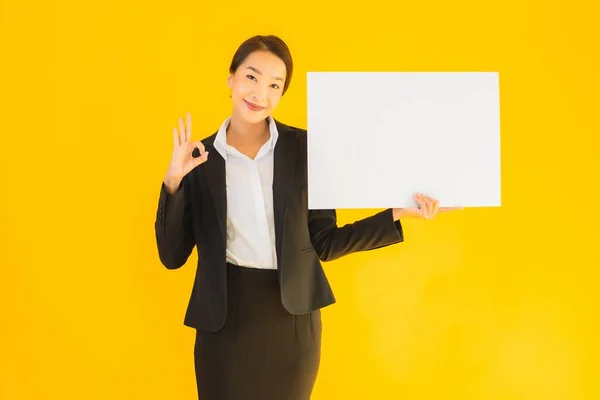 Hermoso Retrato Joven Asiático Mujer Mostrar Vacío Blanco Tablero Amarillo — Foto de Stock