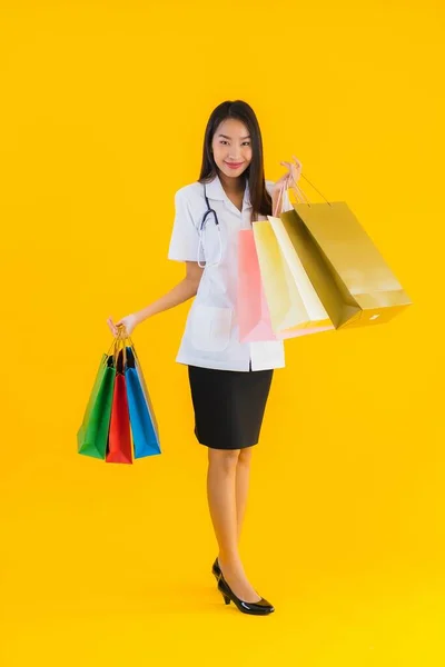 Retrato Bonito Jovem Asiático Médico Mulher Com Colorido Saco Compras — Fotografia de Stock