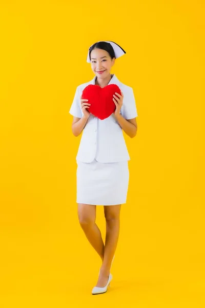 Retrato Bonito Jovem Asiático Mulher Tailandês Enfermeira Mostrar Coração Travesseiro — Fotografia de Stock