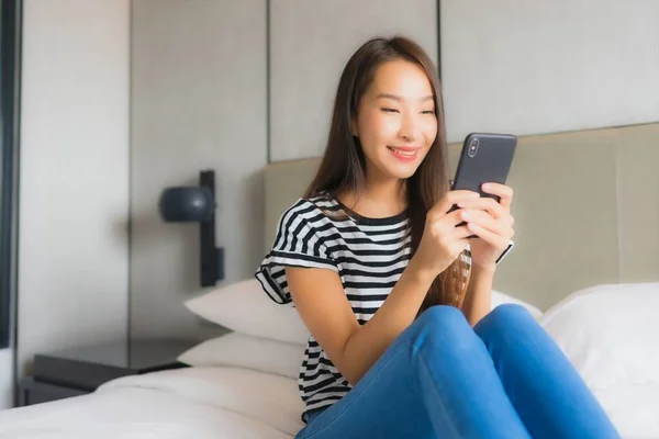Retrato Hermosa Joven Asiática Mujer Uso Inteligente Teléfono Móvil Dormitorio — Foto de Stock