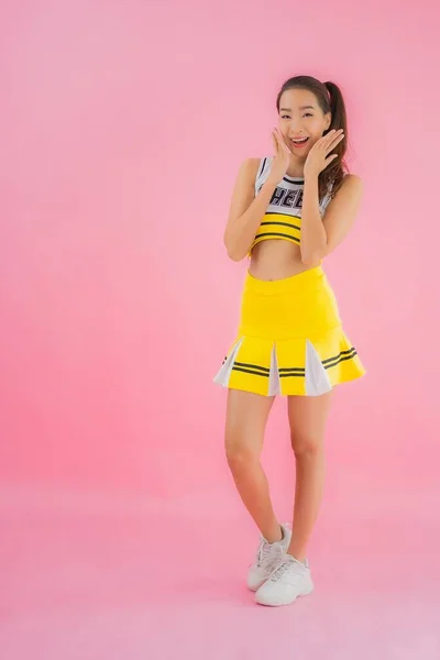 Porträt Schöne Junge Asiatische Frau Cheerleader Auf Rosa Isolierten Hintergrund — Stockfoto