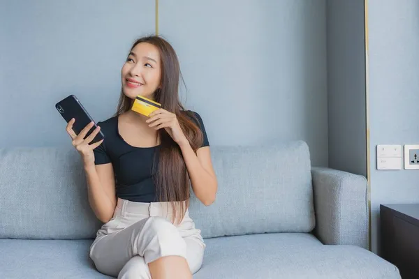 Retrato Hermosa Mujer Asiática Joven Utilizar Teléfono Móvil Inteligente Portátil — Foto de Stock