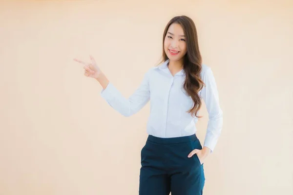 Portrait Belle Jeune Femme Affaires Asiatique Action Sur Fond Couleur — Photo
