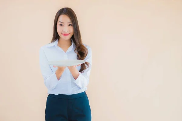 Güzel Bir Asyalı Kadın Portresi Plaka Tabakla Izole Edilmiş Bir — Stok fotoğraf