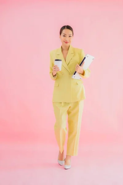 Porträtt Vackra Unga Asiatiska Affärskvinna Använda Dator Bärbar Dator Färg — Stockfoto