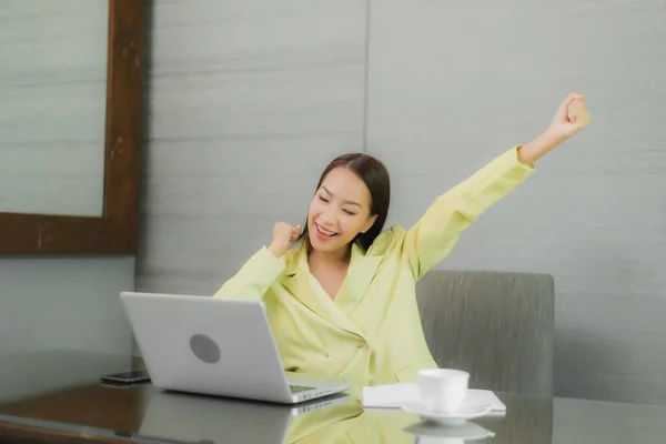 Porträt Schöne Junge Asiatische Frau Verwenden Computer Laptop Mit Smartphone — Stockfoto