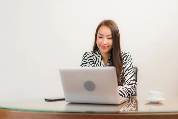 Porträt Schön Junge Asiatische Frau Verwenden Computer Laptop Auf Arbeitstisch — Stockfoto