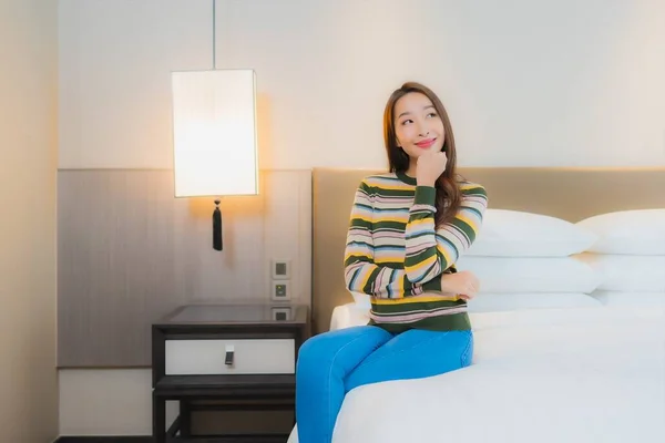 Retrato Hermosa Joven Asiática Mujer Relajarse Sonrisa Cama Interior Del —  Fotos de Stock