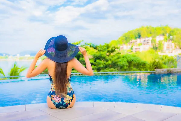 Portret Mooie Jonge Aziatische Vrouw Ontspannen Glimlach Vrijetijdsbesteding Rond Openlucht — Stockfoto