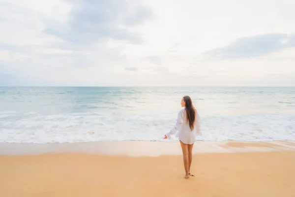 Retrato Bonito Jovem Asiático Mulher Relaxar Lazer Torno Praia Livre — Fotografia de Stock