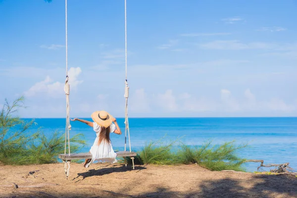 Ritratto Bella Giovane Donna Asiatica Rilassarsi Sorriso Swing Intorno Spiaggia — Foto Stock