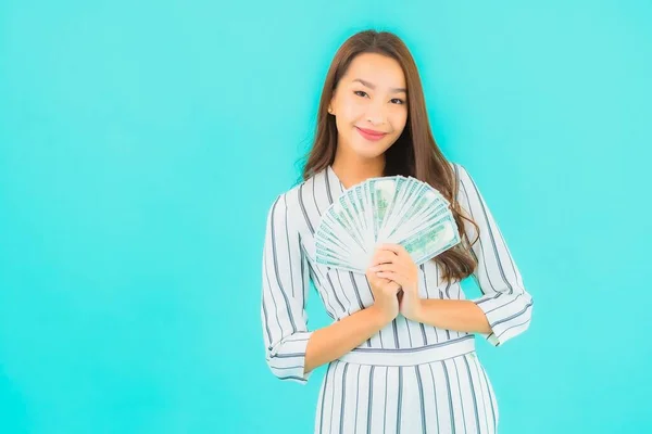 Retrato Hermosa Joven Asiática Mujer Con Montón Dinero Efectivo Dinero — Foto de Stock